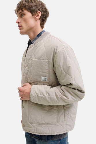 Manteau court beige d'ORIGINALS BY JACK & JONES avec un motif bouclé et une poche poitrine.