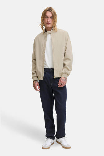 Manteau court beige d'ORIGINALS BY JACK & JONES, avec des jeans foncés et des baskets blanches.