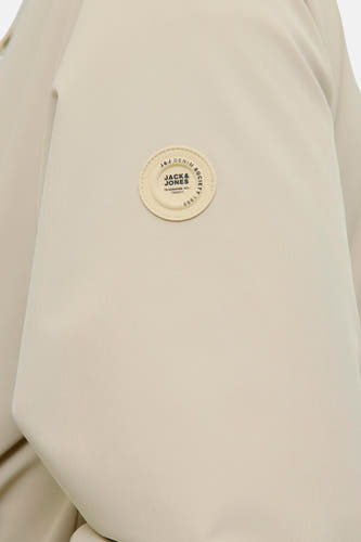 Manteau court beige d'ORIGINALS BY JACK & JONES, avec une broderie du logo de la marque sur la poitrine.