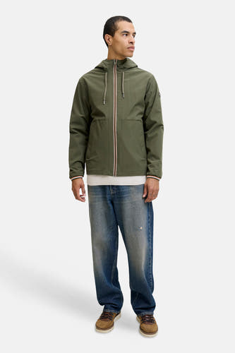 Courte veste verte d'ORIGINALS BY JACK & JONES, portée avec un pull blanc, des jeans larges et des chaussures marron.