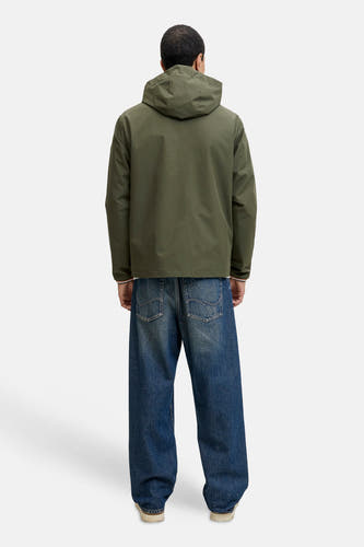 Manteau court vert d'ORIGINALS BY JACK & JONES, avec capuche et jeans bleus décontractés.
