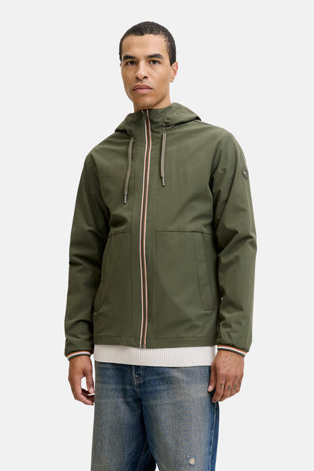 Manteau court vert d'ORIGINALS BY JACK & JONES, avec capuche, fermeture éclair avec des détails contrastants et jeans casual.