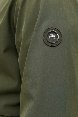 Veste courte verte d'ORIGINALS par JACK & JONES, avec une étiquette ronde du logo de la marque sur le poignet.