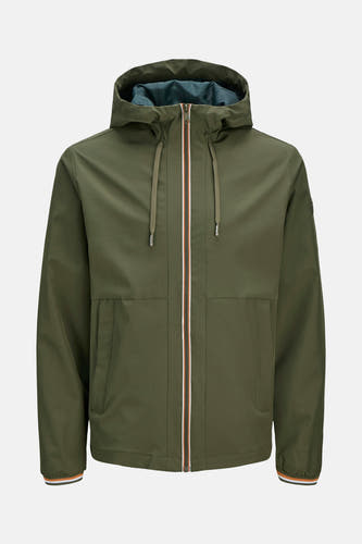 Manteau court vert deSSS BY & & J, avec cap capuchon et des détails rayés sur le bas et les manches.