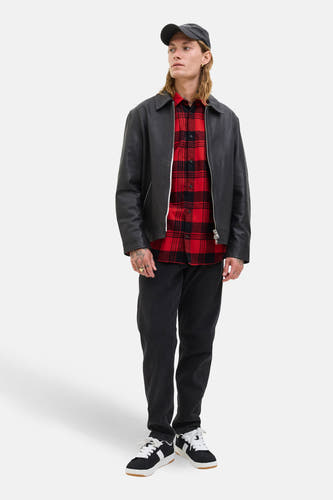 Chemise rouge à manches longues de PREMIUM BLUE par JACK & JONES, avec un motif à carreaux noir et rouge, portée avec une veste en cuir noire et un chapeau.