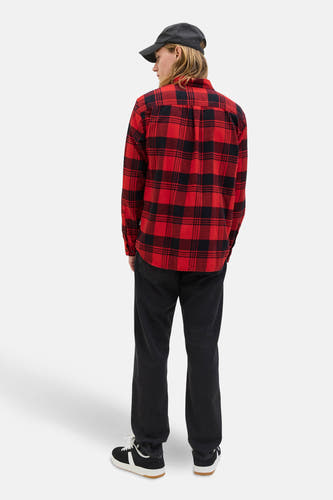 T-shirt longs manches rouges de PREMIUM BLUE par JACK & JONES, avec un motif à carreaux noirs, porté avec un jean noir et des baskets.