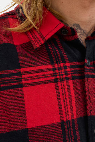 Chemise en flanelle rouge à longues manches de PREMIUM BLUE par JACK & JONES, avec un motif à carreaux noirs et des boutons visibles.