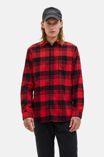 Chemise en flanelle rouge à longues manches de PREMIUM BLUE par JACK & JONES, avec un motif à carreaux noirs et une fermeture à boutons visible.
