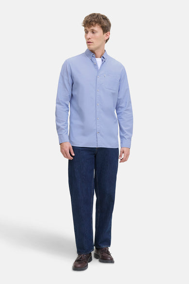 Chemise bleue à manches longues de PREMIUM by JACK & JONES, portée avec un jeans bleu marine et des chaussures marron.