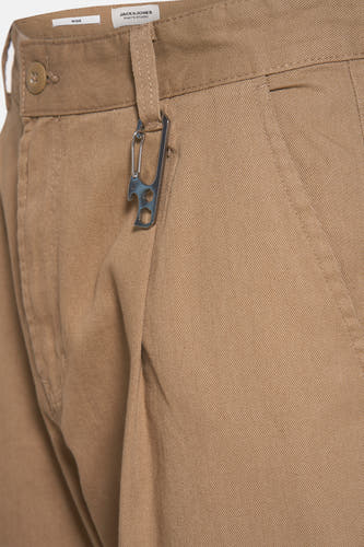 Beige chino de JACK & JONES JEANS INTELLIGENCE, avec une boucle d'attache en forme de mousqueton de couleur argentée.
