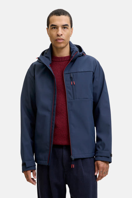 Manteau court bleu de CORE BY JACK & JONES, avec des accents rouges et une fermeture éclair à l'avant.