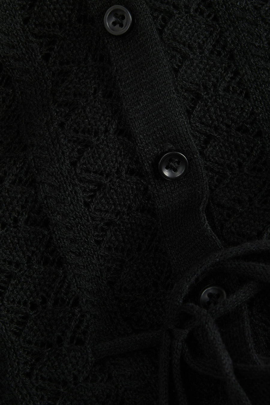 Gilet noir JJXX, avec un motif tricoté et des détails de boutons.