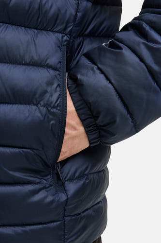 Manteau court bleu de PREMIUM BLUE par JACK & JONES, avec une main dans la poche et une texture doublée.