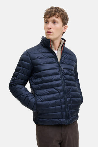 Manteau court bleu de PREMIUM BLUE par JACK & JONES, avec un design doublé et une fermeture éclair à l'avant, porté sur un pull.