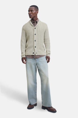 Beige gilet van PREMIUM BLUE by JACK & JONES, met knoopsluiting en gedragen over een bruin overhemd en wijde jeans.
