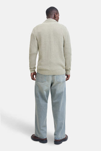 Gilet beige de PREMIUM BLUE par JACK & JONES, avec une texture et porté sur un jean bleu clair et des chaussures brunes, dos.