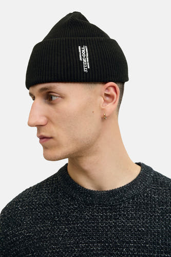 Mauvaise humeur noire d'ACCESSORIES BY JACK & JONES, avec une texture à côtes, portée par un modèle dans un pull gris chiné.