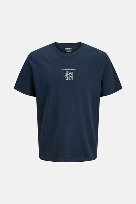 T-shirt bleu à manches courtes de JJREBEL, avec du texte blanc et une impression de fleurs.