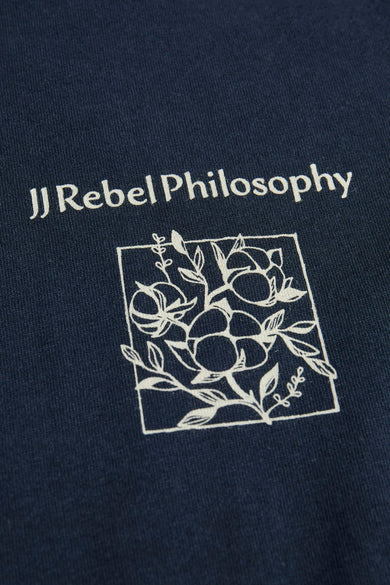 Blauw T-shirt met korte mouwen van JJREBEL, met witte tekst en bloemenprint.