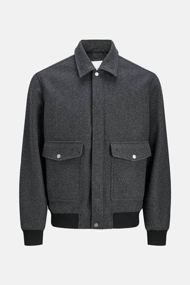 Manteau court gris de CORE BY JACK & JONES, avec des poches brodées et des bordures côtelées.