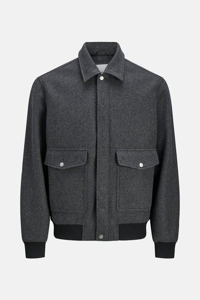 Manteau court gris de CORE BY JACK & JONES, avec des poches cousues et des bordures noires à fines rayures.