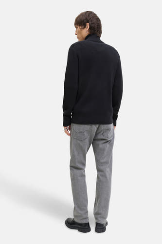 Gilet noir de CORE BY JACK & JONES, vu de l'arrière avec des jeans gris et des chaussures noires.