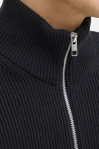 Gilet noir de CORE BY JACK & JONES, avec une col montante et des boutons argentés.