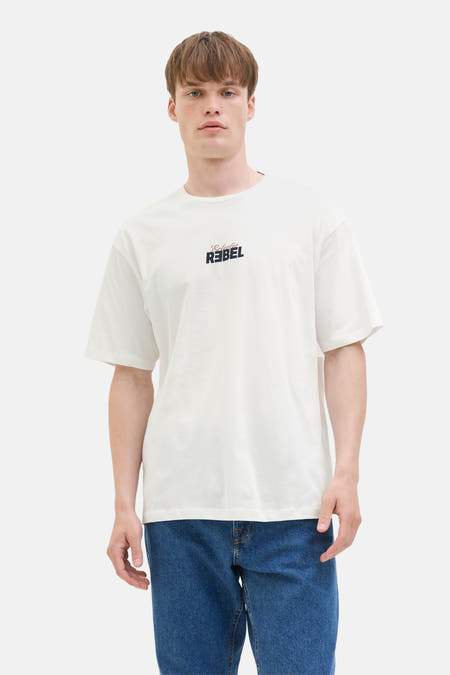 T-shirt blanc à manches courtes de JJREBEL, design simple, associé à des jeans bleus.