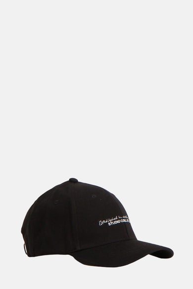 Chapeau noir d'ACCESSORIES BY JACK & JONES, avec un logo brodé sur l'avant, en vue de côté.