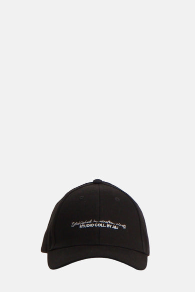 Chapeau noir d'ACCESSORIES BY JACK & JONES avec texte brodé blanc sur l'avant.