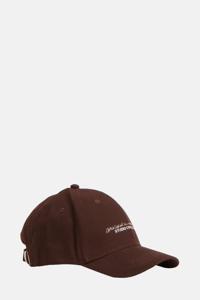 Tête de mort d'ACCESSORIES BY JACK & JONES, avec un petit texte sur l'avant et une bande réglable à l'arrière.