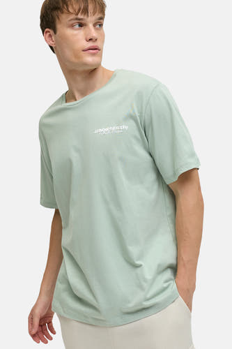 T-shirt vert avec manches courtes de JJREBEL, avec une petite impression de texte blanc sur la poitrine.