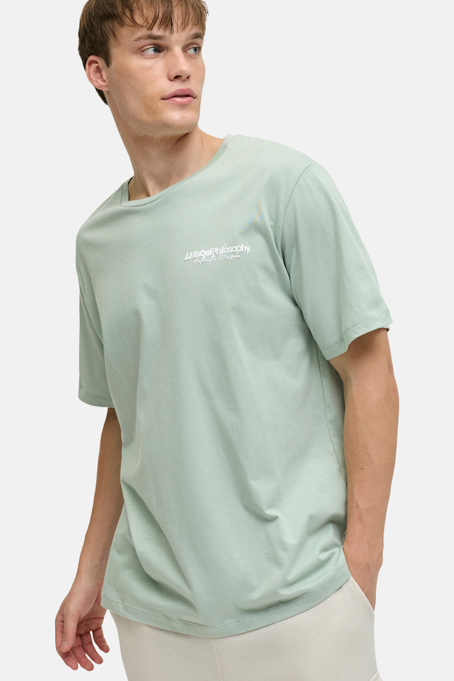 T-shirt vert avec manches courtes de JJREBEL, avec une petite impression de texte blanc sur la poitrine.