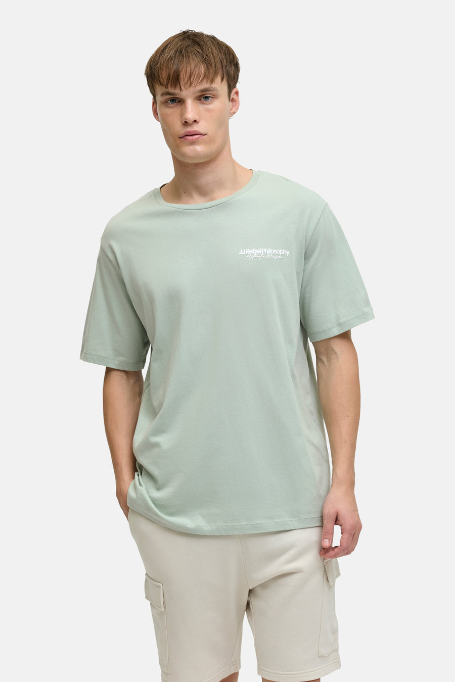 T-shirt vert avec manches courtes de JJREBEL avec l'inscription blanche 'Rebel Philosophy Authentic Division'.