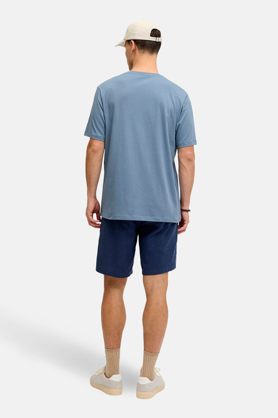T-shirt bleu à manches courtes de JJREBEL, vu de dos avec des shorts bleus foncés, des chaussettes et des baskets.