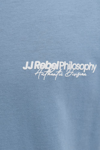 T-shirt bleu à manches courtes de JJREBEL, avec une impression de texte blanche sur l'avant.