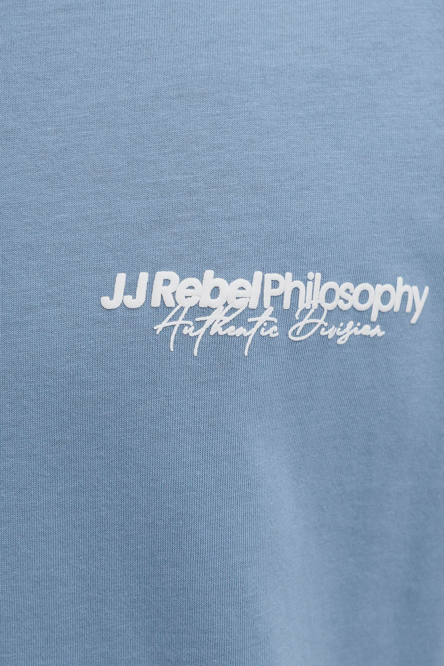 T-shirt bleu à manches courtes de JJREBEL, avec une impression de texte blanche sur l'avant.