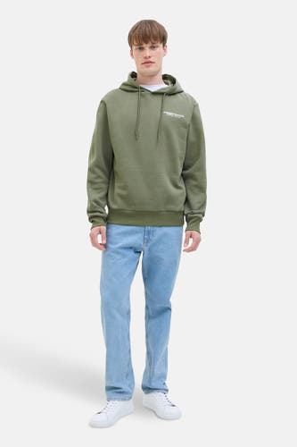 Pull-over vert vert JJ JJREBEL, avec jeans jeans bleu clair et des baskets blanches.