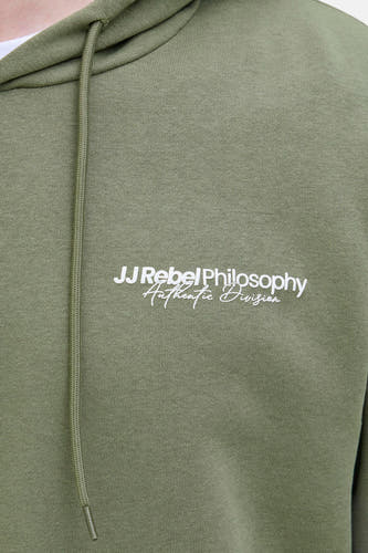 Pull-over vert avec capuche JJREBEL, avec une impression de texte blanche sur la poitrine et un cordon ajustable.