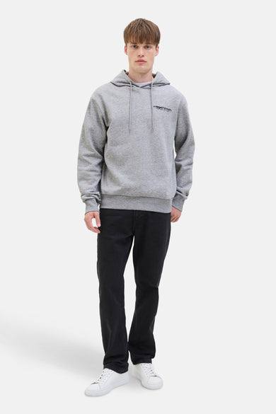 Pull-over gris avec capuche JJREBEL, porté avec des jeans noirs et des baskets blanches.