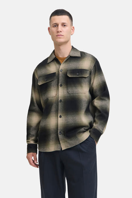 Chemise verte à manches longues d'ORIGINALS BY JACK & JONES, imprimée, avec des poches de poitrine et un pantalon noir.