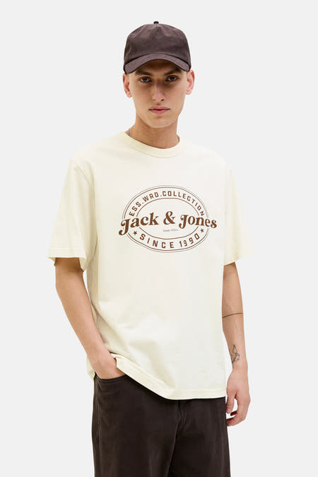 T-shirt écru à manches courtes de Jack & Jones, avec une impression marron sur la poitrine.