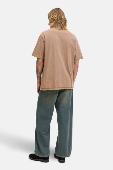 Bruin T-shirt van ORIGINALS BY JACK & JONES, met korte mouwen en gedragen met wijde jeans en zwarte schoenen.