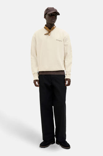 Gilet écru d'ORIGINALS BY JACK & JONES, avec une écharpe brune et un pantalon noir.