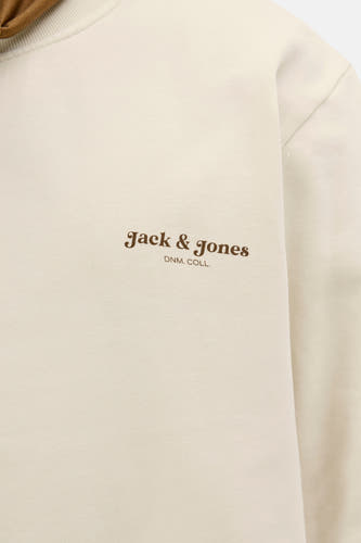 Gilet écru d'ORIGINALS BY JACK & JONES, avec un petit logo marron sur la poitrine.