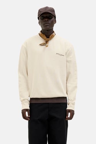 Gilet écru d'ORIGINALS BY JACK & JONES, avec une bandana marron autour du cou et un pantalon noir.