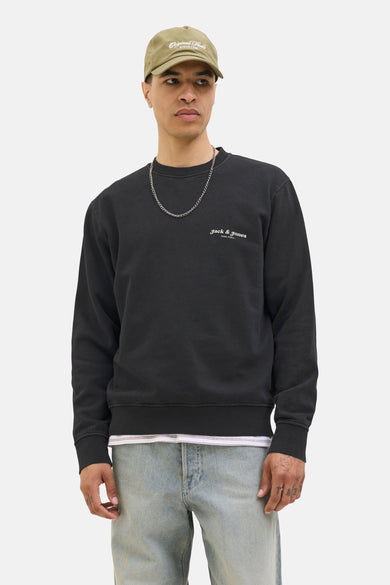 Pull-over gris d'ORIGINALS BY JACK & JONES, avec un col rond et une chaîne d'argent autour du cou.