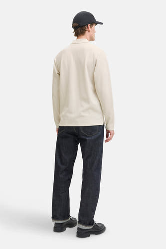 Pull beige à col V de PREMIUM BLUE par JACK & JONES, vu de dos, associé à des jeans foncés et des chaussures noires.