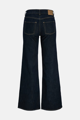 Jean flare bleu marine de JJXX, avec des poches arrière et une étiquette en cuir marron.