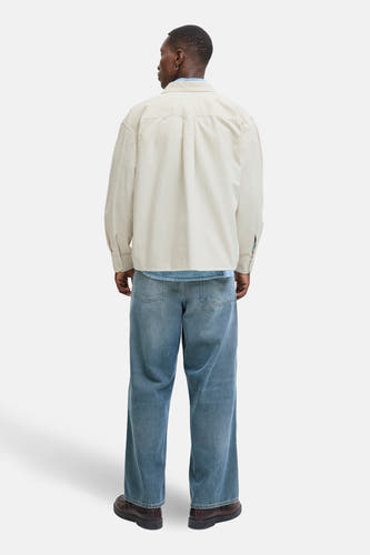 Chemise beige de PREMIUM BLUE par JACK & JONES, modèle décontracté, portée avec des jeans bleus et des chaussures marrons, vue arrière.